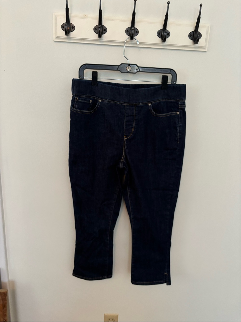 Levi’s Women's Dark Blue Stretch Capri Jeans - size 10